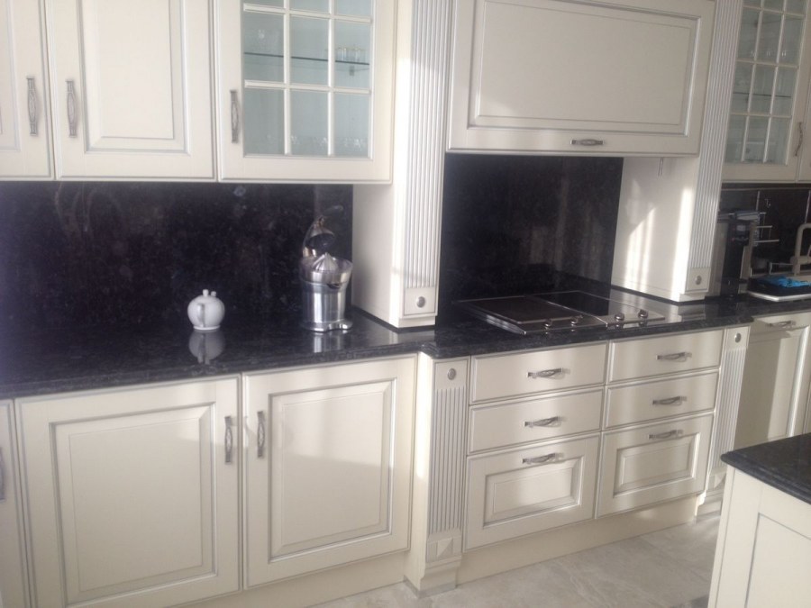 Кухня Неоклассика с черной столешницей