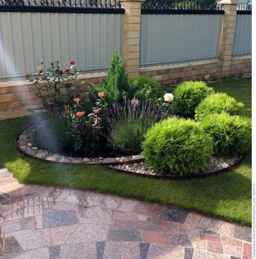 Парадный цветник перед домом