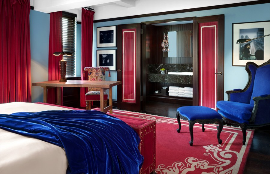 Красно синий интерьер