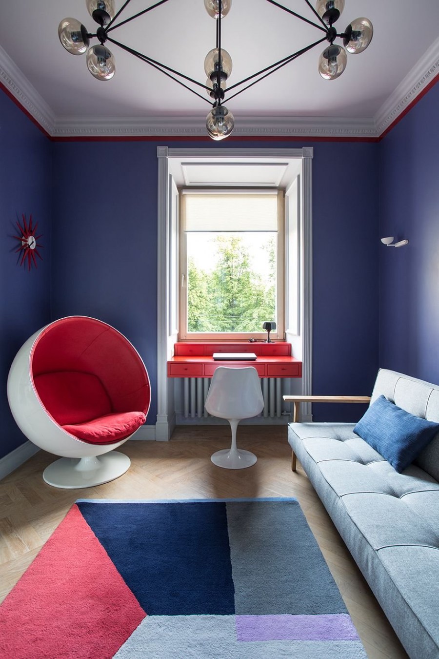 Интерьер синий красный белый