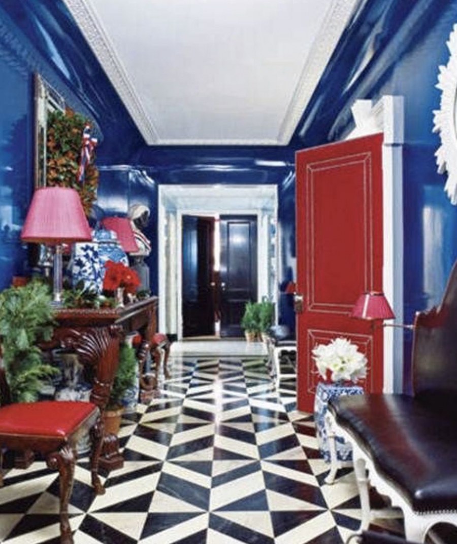 Гостиная с синей стеной