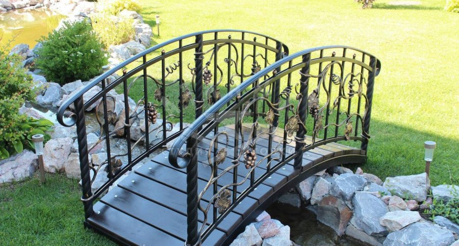 Железные скамейки