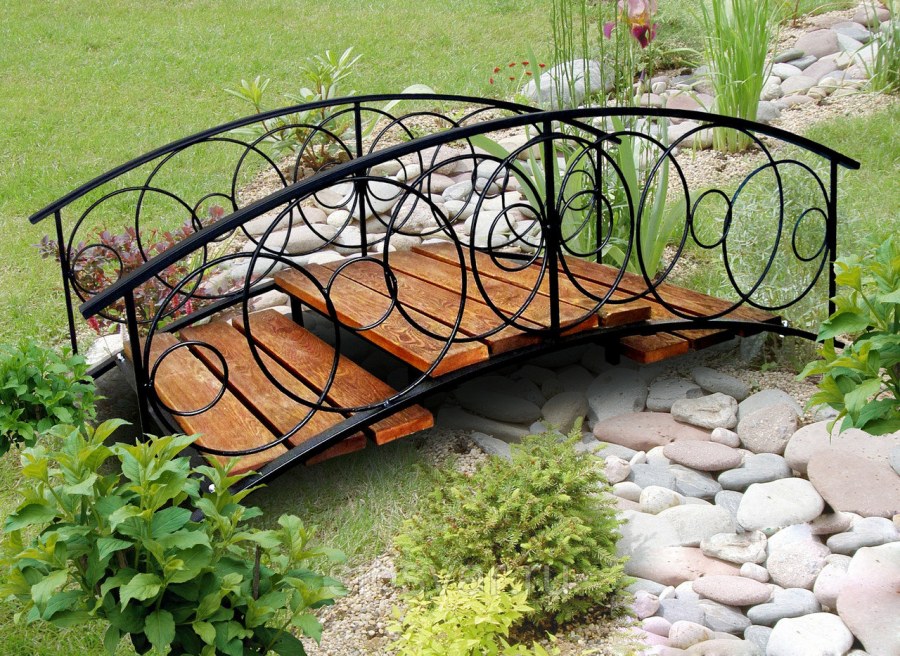 Стол и лавочка на кладбище