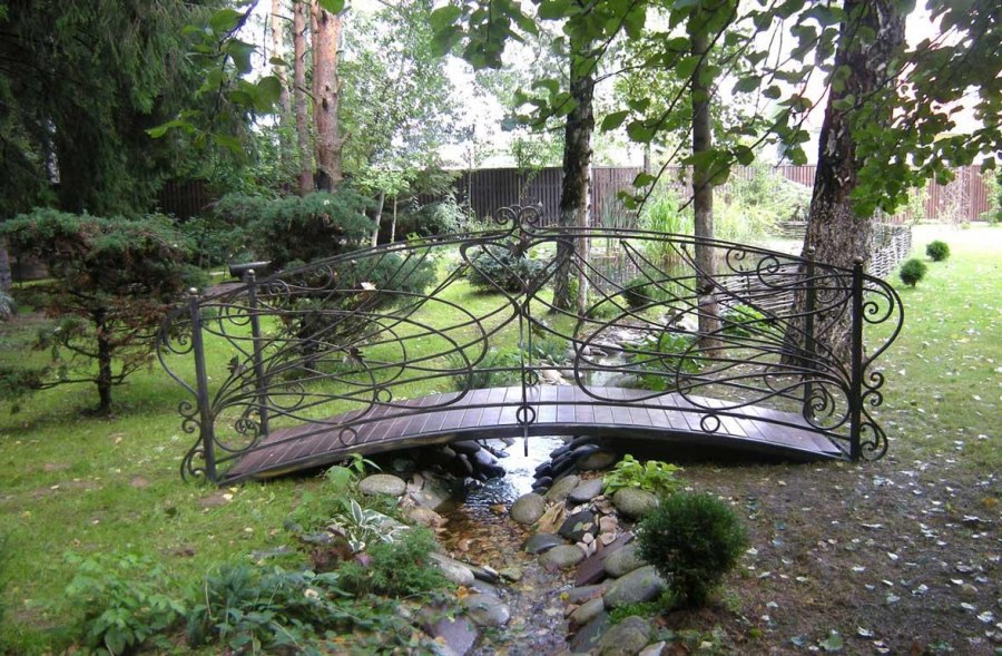 Садовый мостик из металла