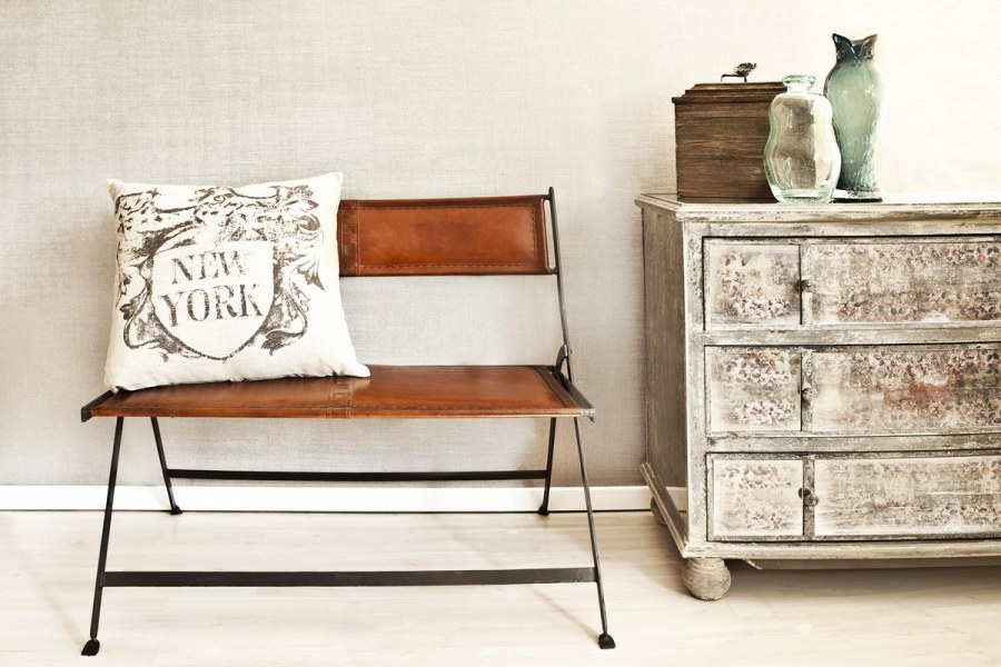 Винтажная мебель в интерьере серая