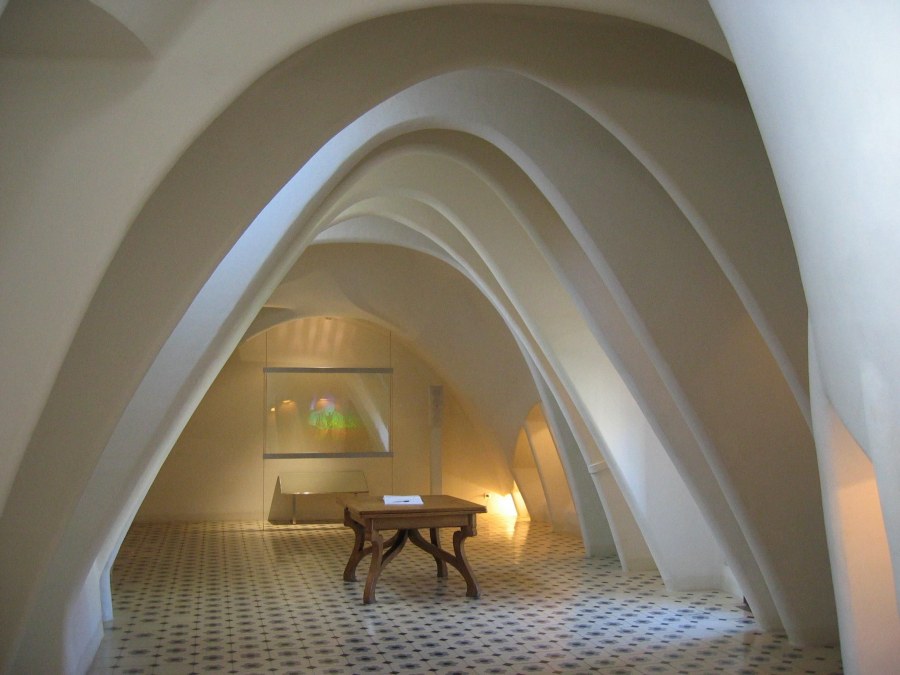 Гауди интерьер