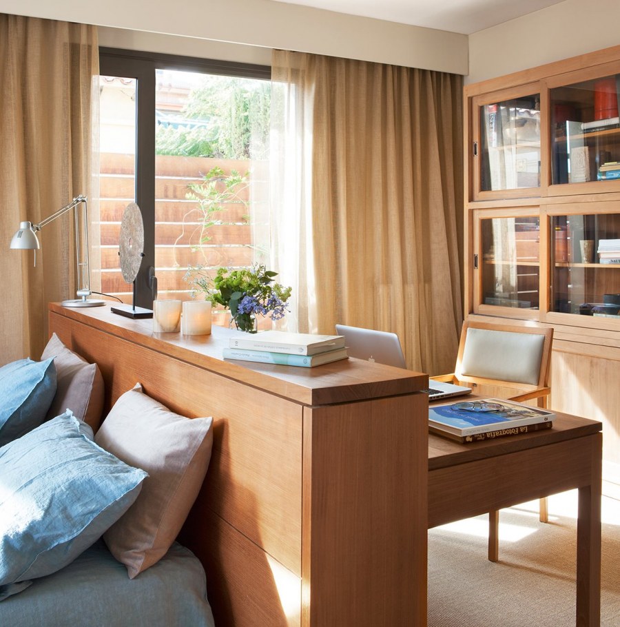 Спальня с рабочим местом у окна