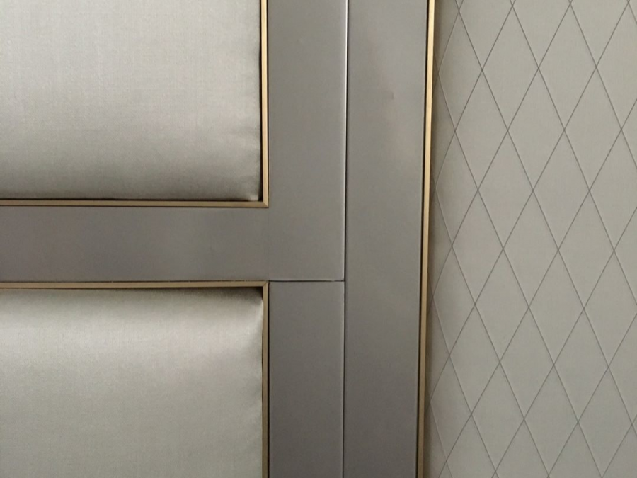 Мягкие стеновые панели с металлическими вставками