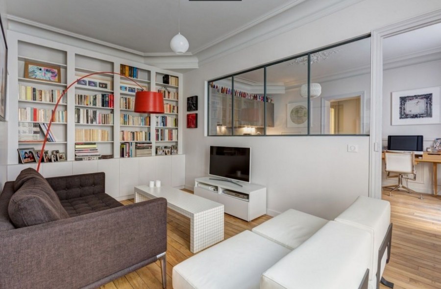 Полки между окнами в квартире студии