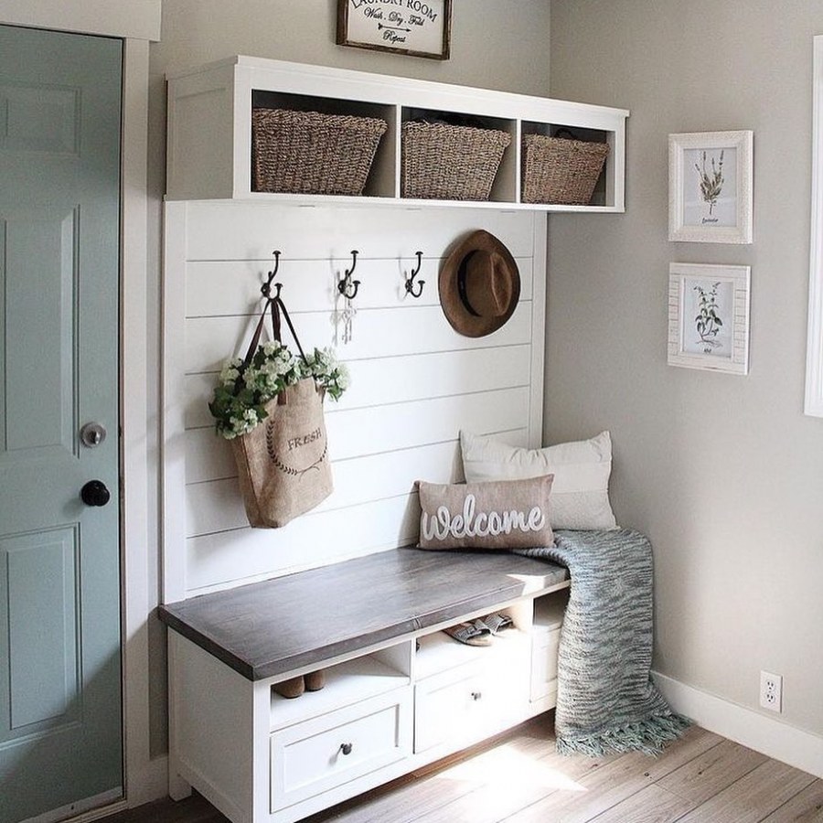 Уютная маленькая прихожая