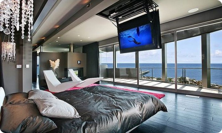 Спальня с большим телевизором