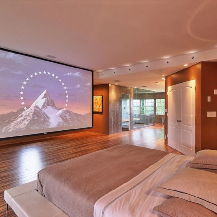 Спальня с большим телевизором