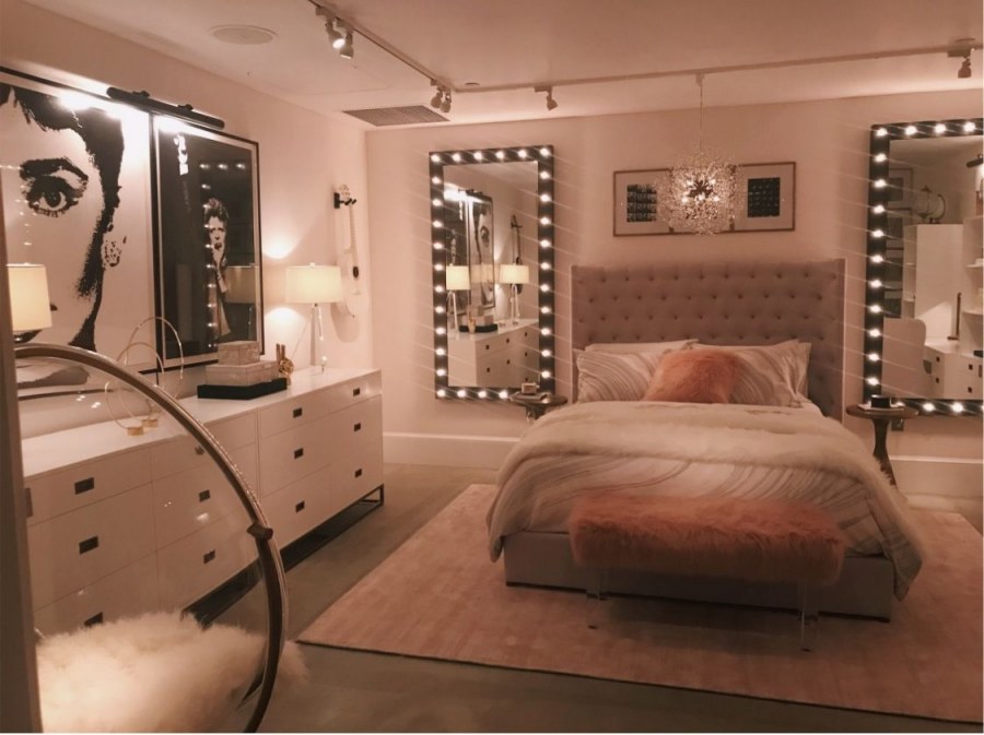 Огромная комната для девушки