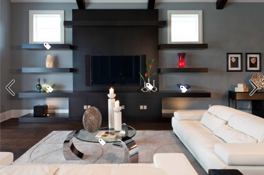 Полки на стене в гостиной с телевизором