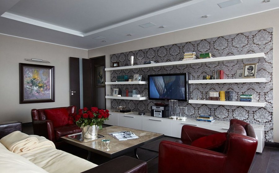 Телевизор над диваном в интерьере