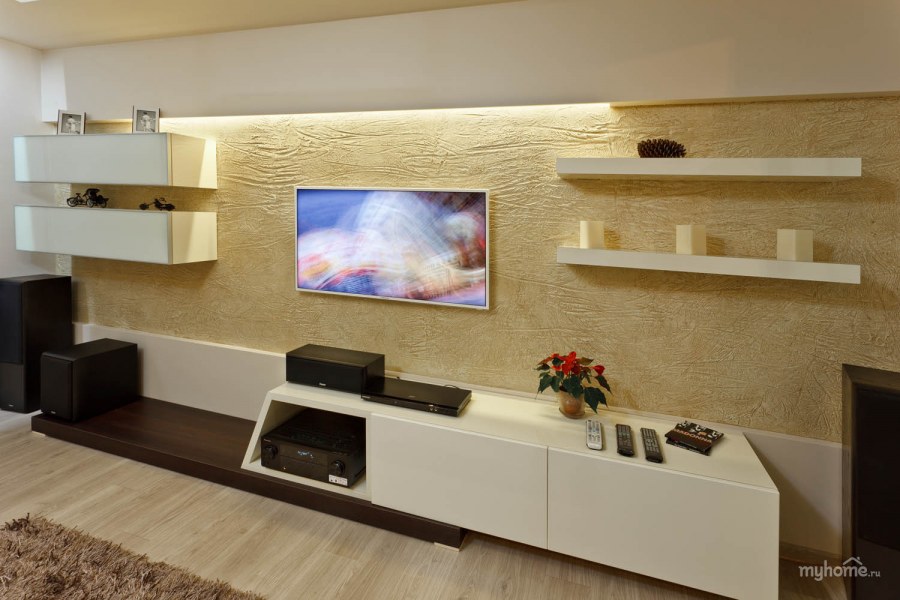 Стена с ламината под телевизор в гостиной с полками