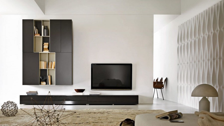 ТВ зона в гостиной с полками