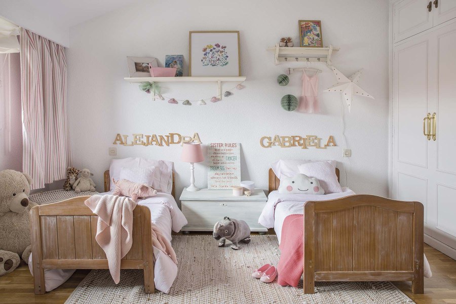 Декор детской комнаты для двух девочек