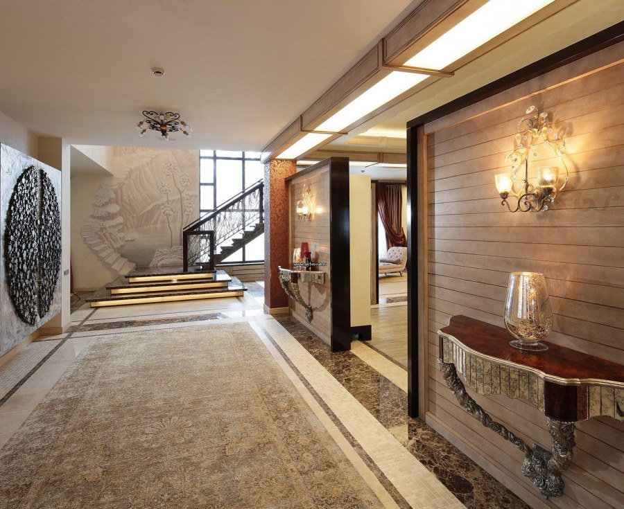 Отделка стен в холле