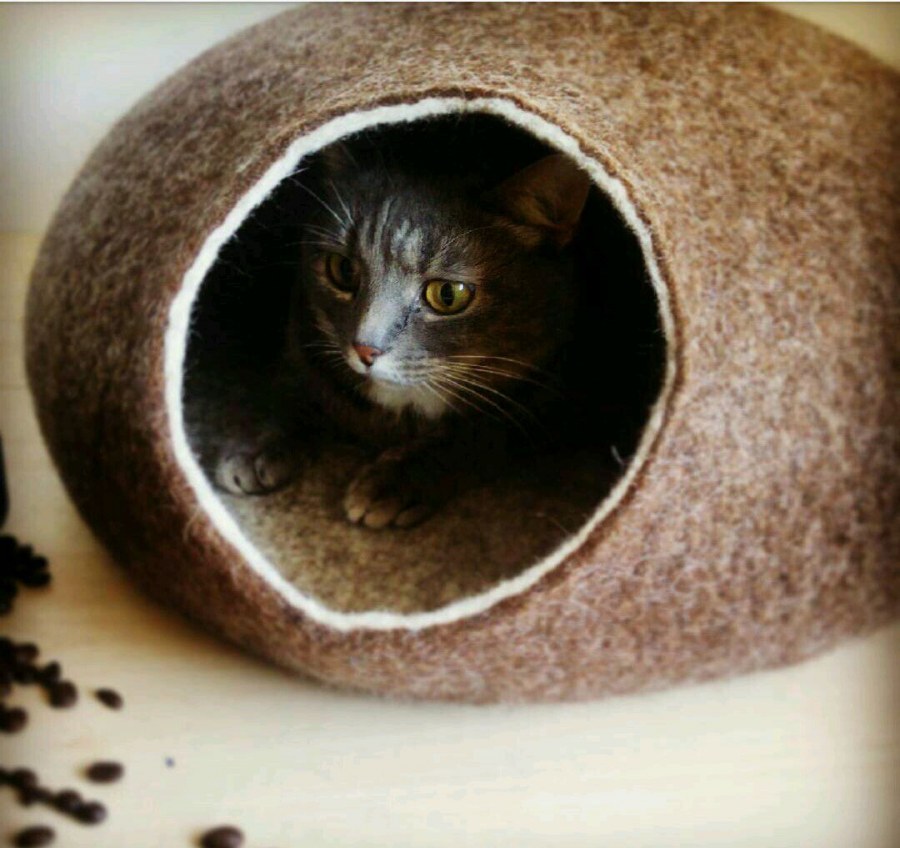 Валяный кошачий домик