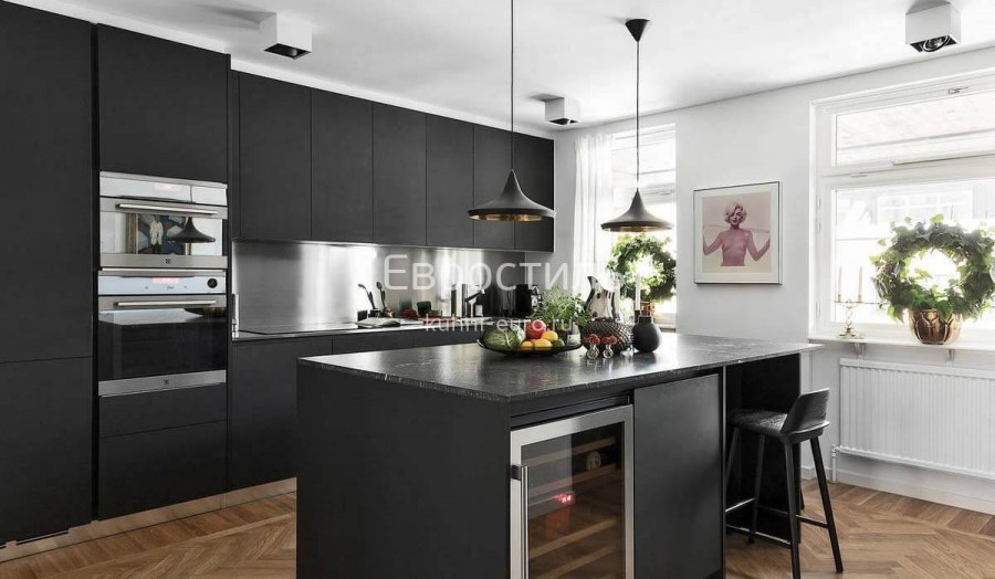 Темно серая кухня