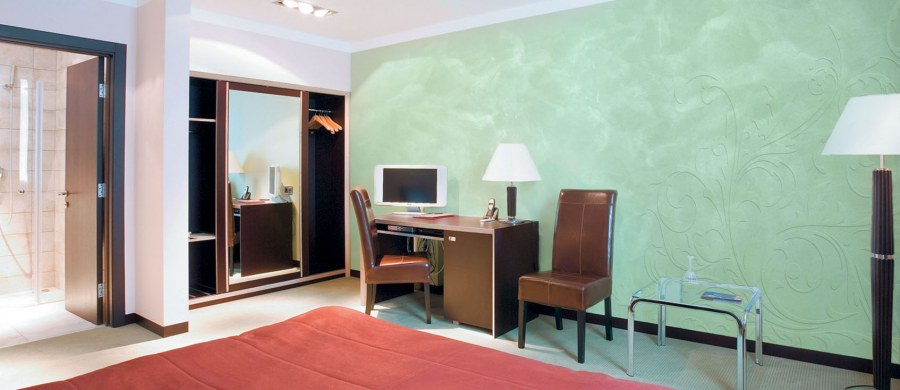 Мокрый шелк в спальне