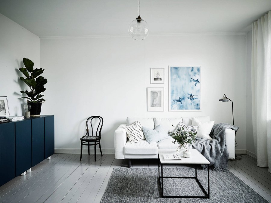 Светло серая спальня