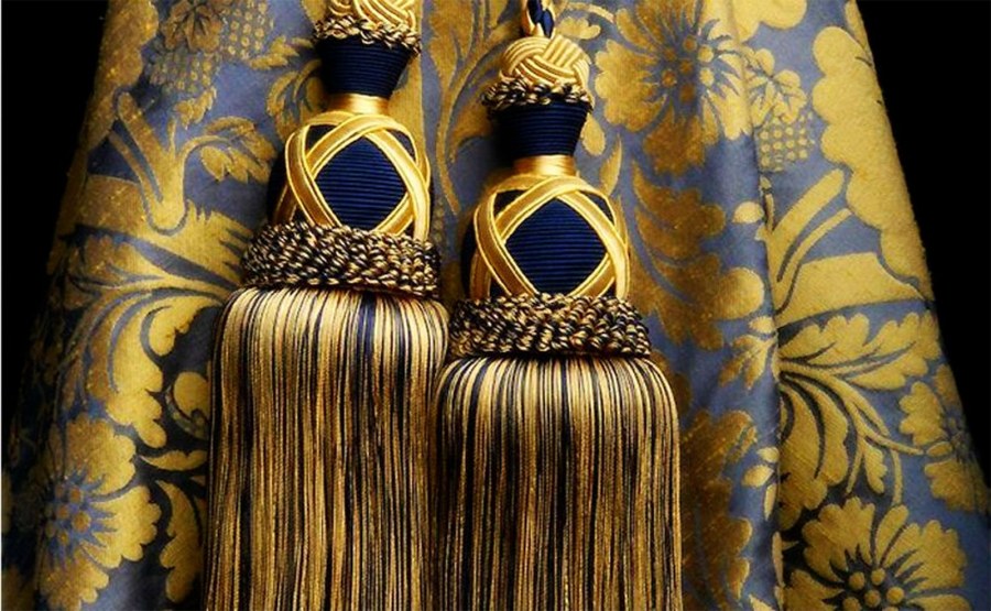 Синие портьеры с золотыми кисточками