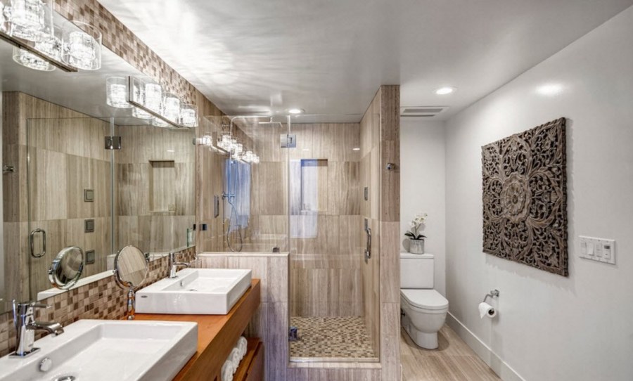 Интерьер душевой с туалетом