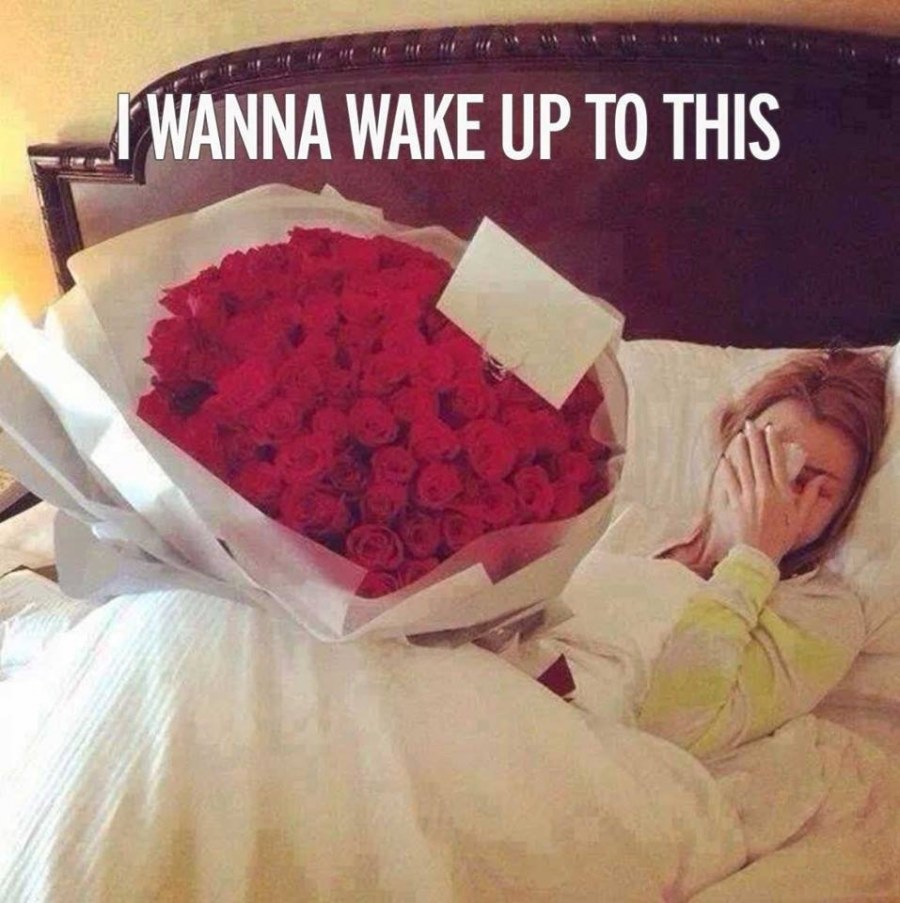 Букет цветов на кровати