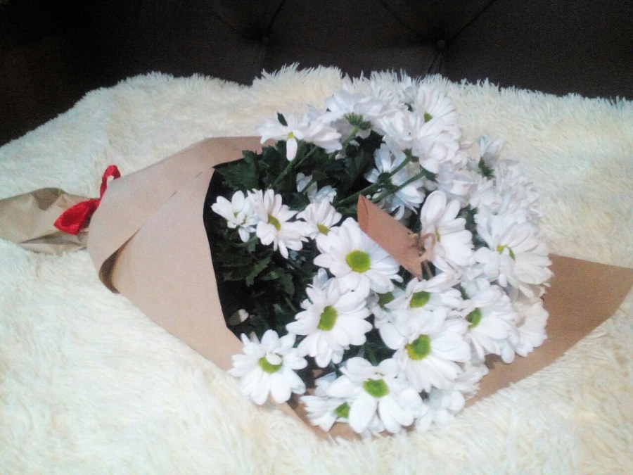 Букет ромашек на кровати