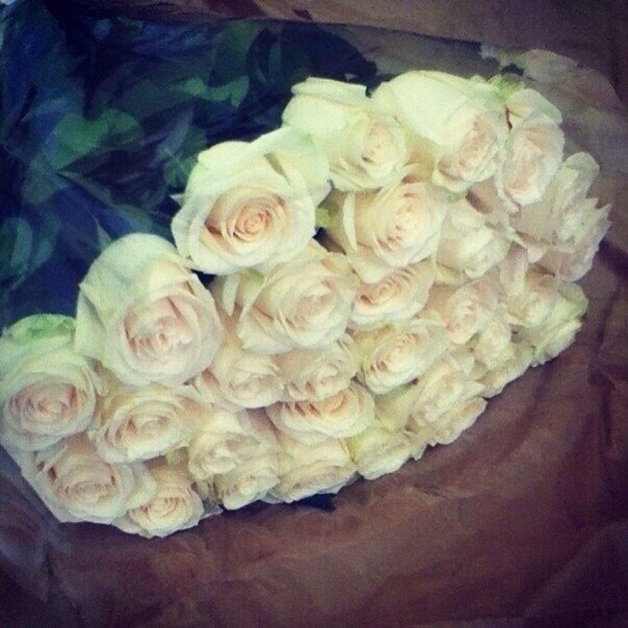 Букет белых роз на кровати