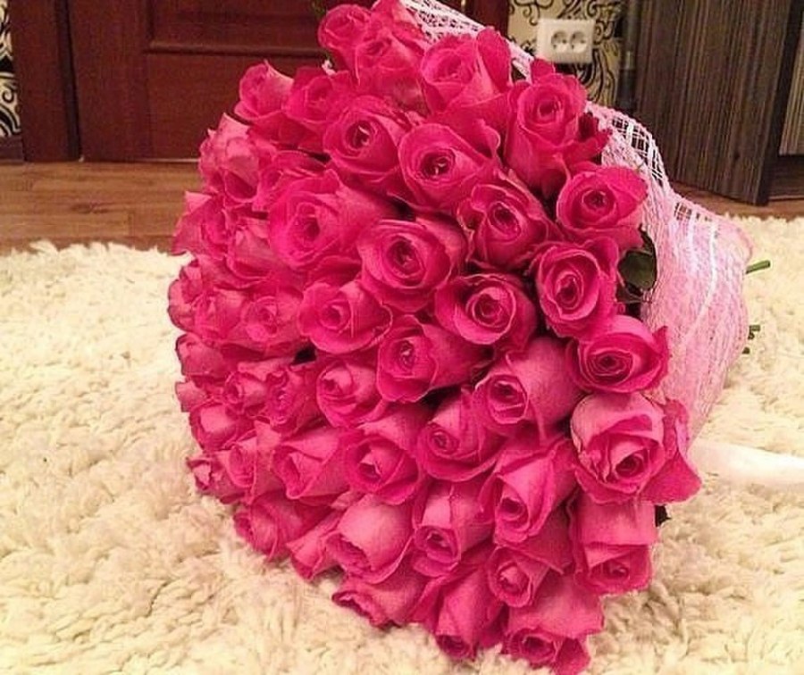 Розы букеты шикарные на кровати