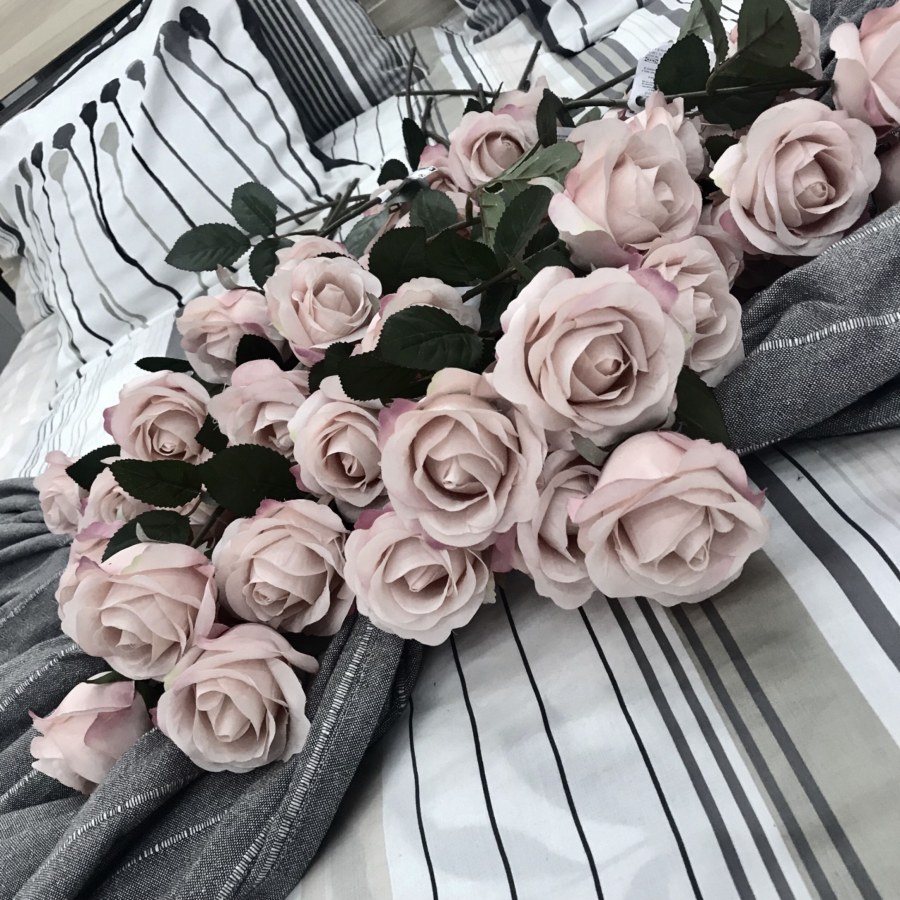 Цветы на кровати