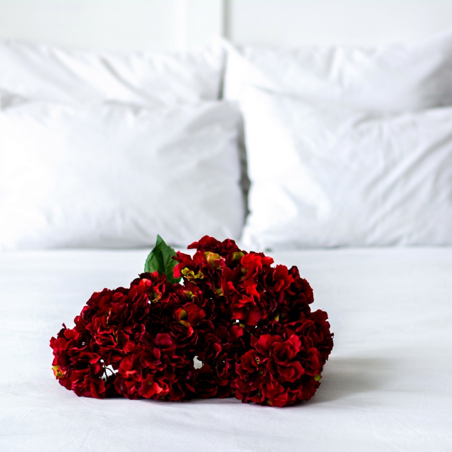 Красивый букет на кровати