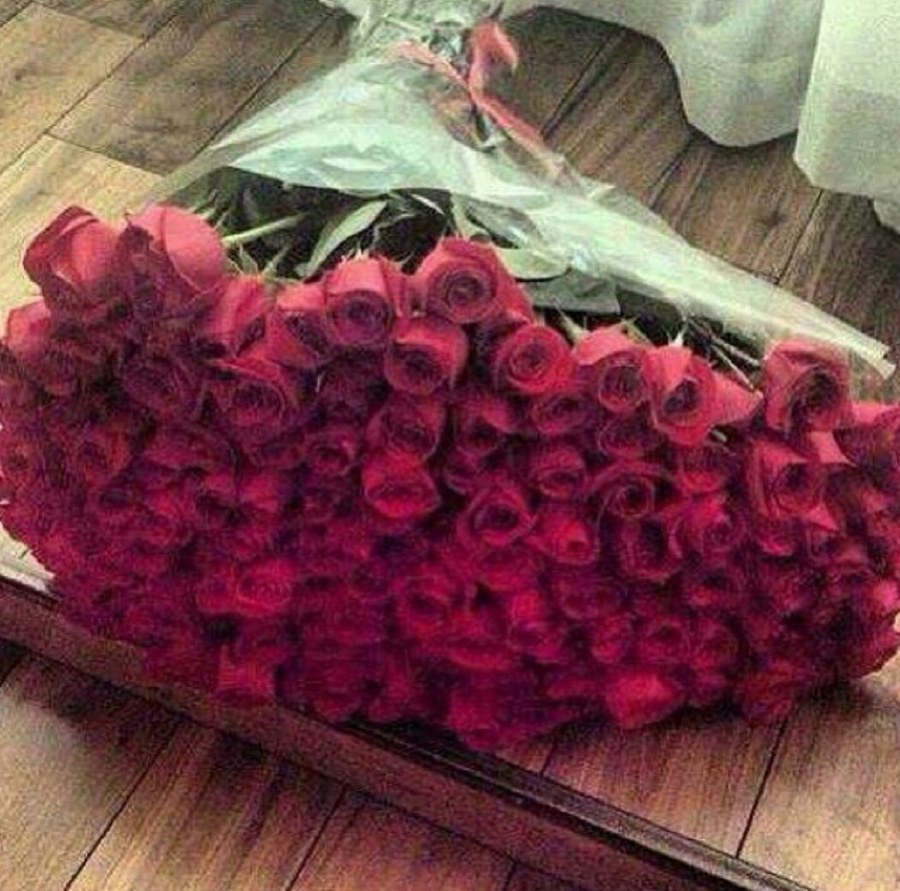 Большой букет роз на кровати