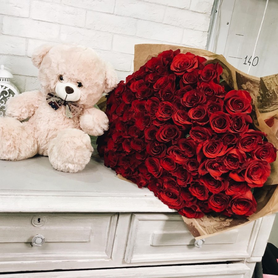 Розы букеты шикарные на кровати