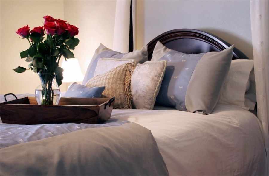 Цветы на кровати в отеле