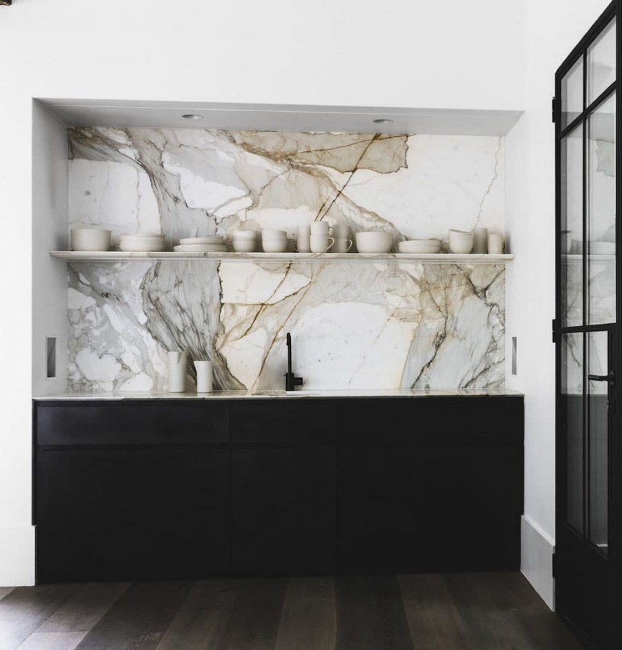 Мраморные стены в интерьере