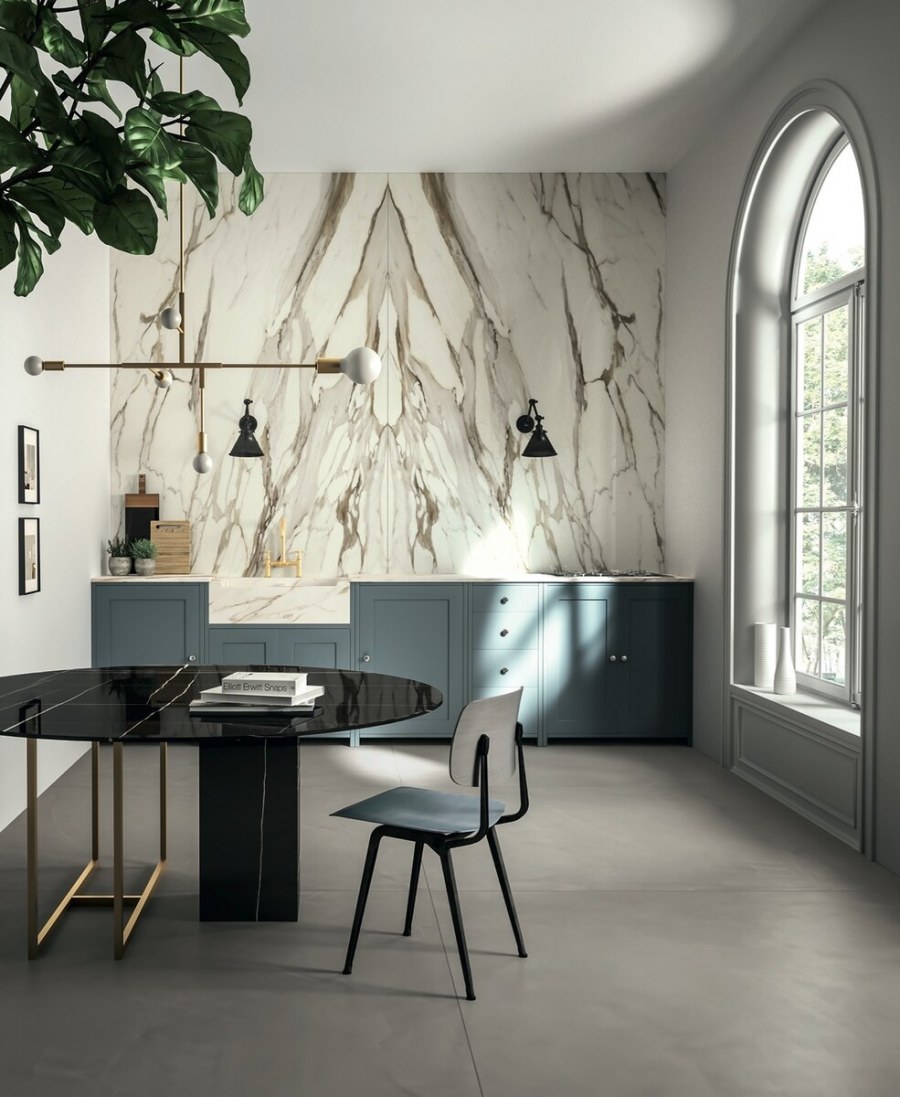 Мраморная стена на кухне