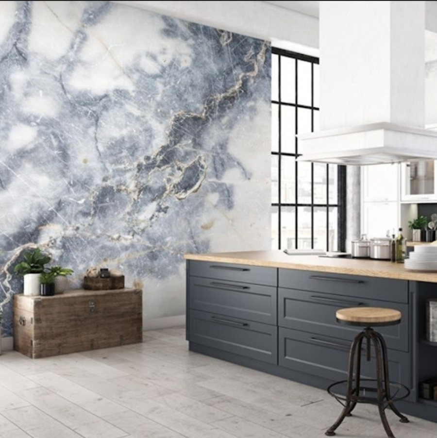 Обои под мрамор в интерьере кухни