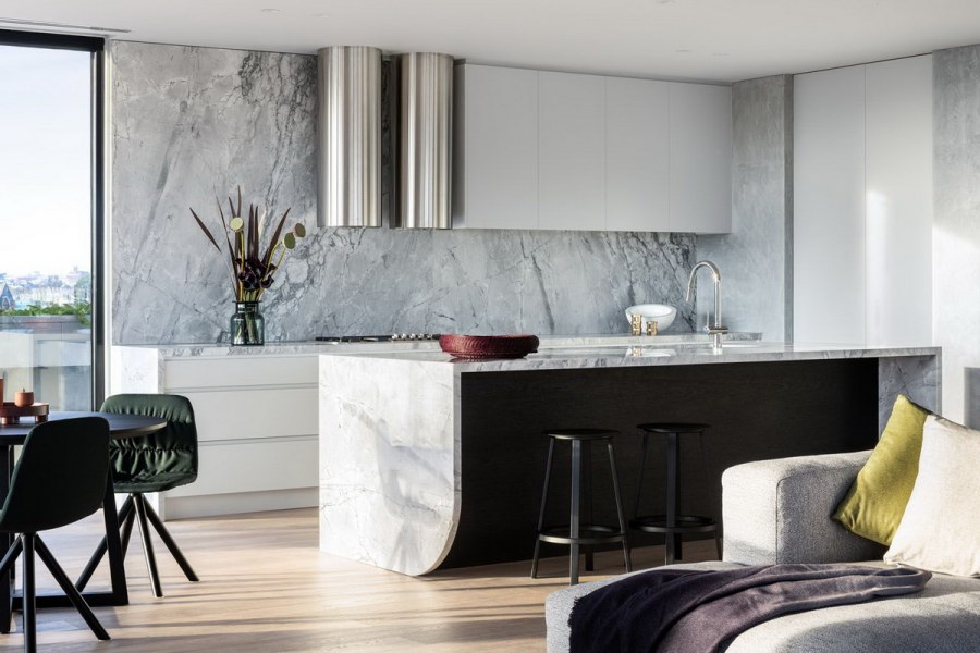 Серая кухня с мраморным фартуком