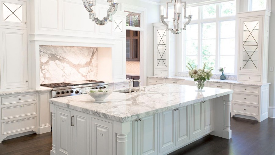 Кухни Неоклассика светлые столешница Калакатта