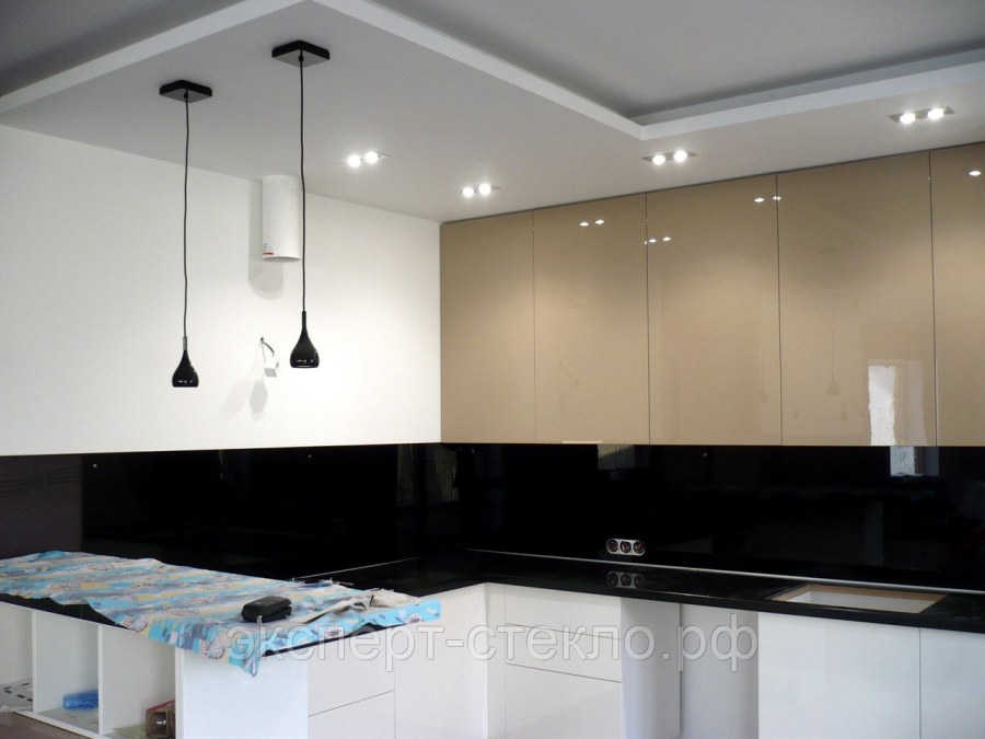 Фартук для кухни из стекла