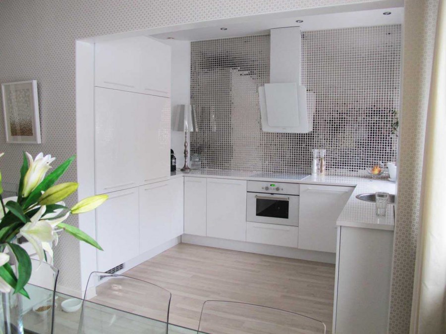 Белая кухня с белой столешницей