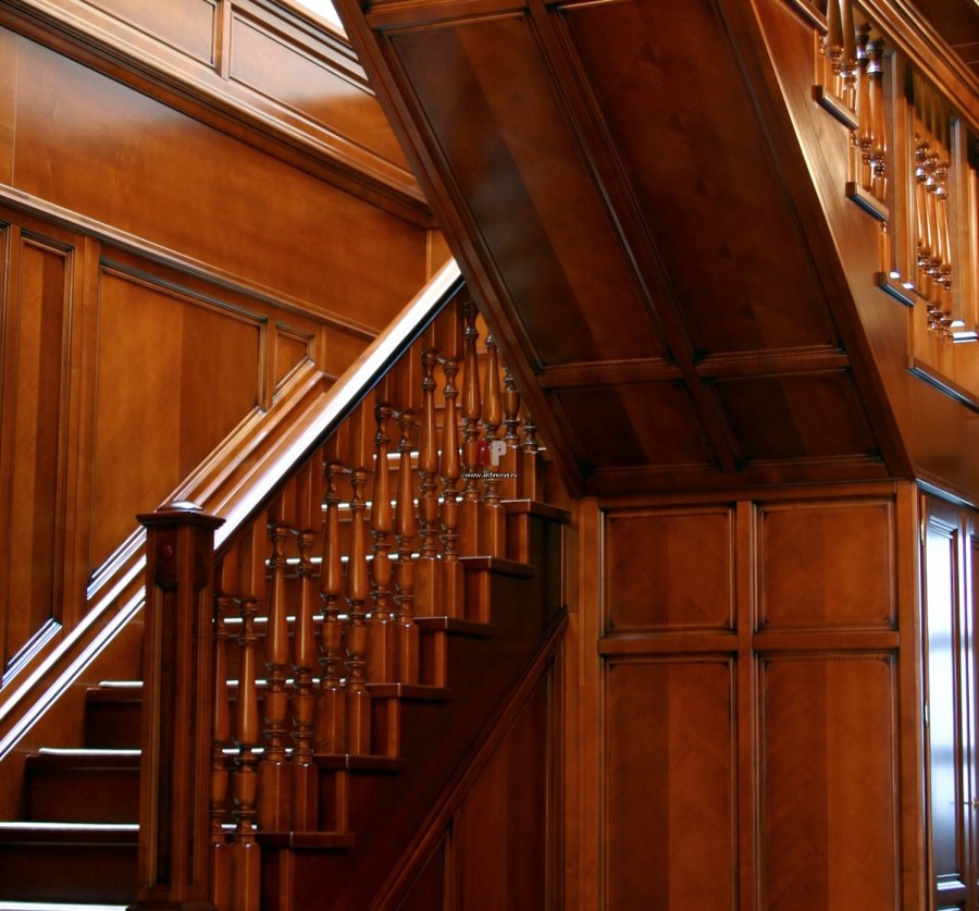 Обшивка лестницы деревом