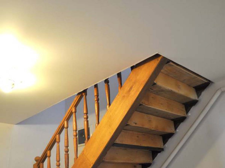 Натяжной потолок в лестничном проеме