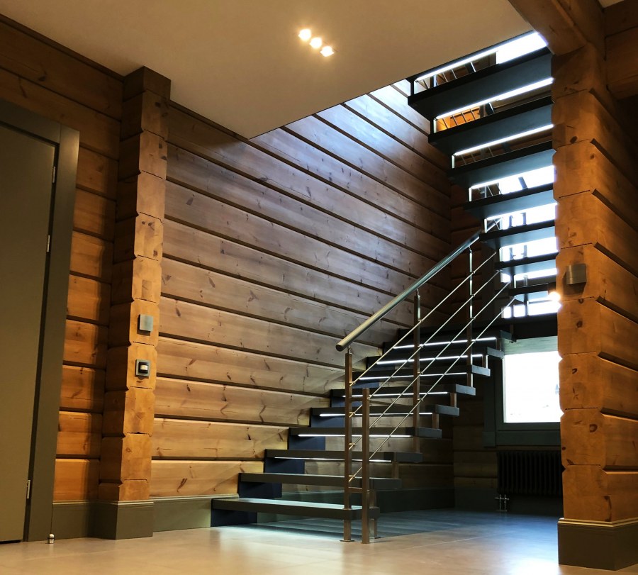 Лестница на деревянных больцах