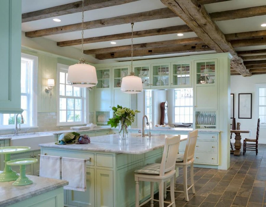 Бежевая кухня в деревянном доме