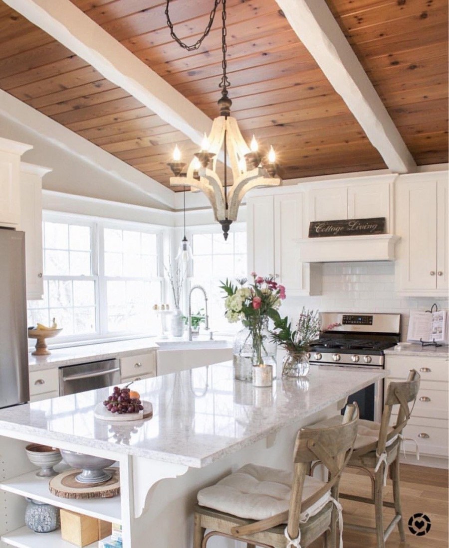 Белая кухня в деревянном доме